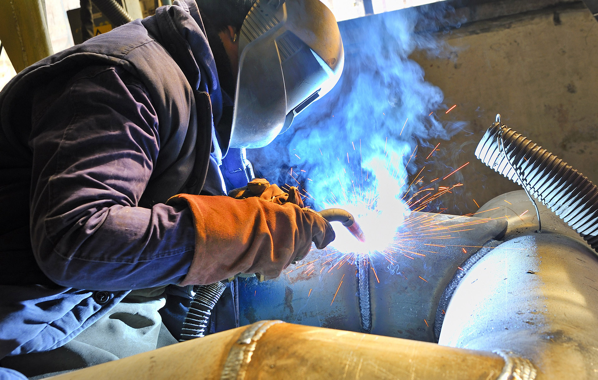 Cutting metal with plasma equipment